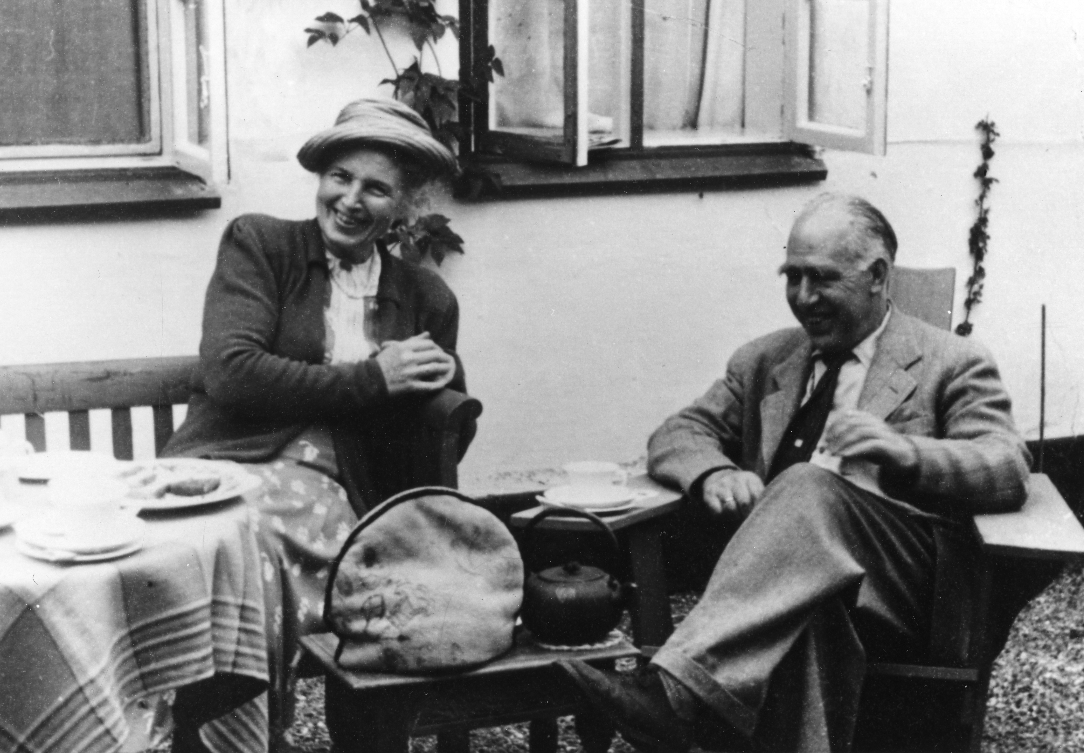 Margrethe seated on the left at an outdoor table and Niels on the side to the right.