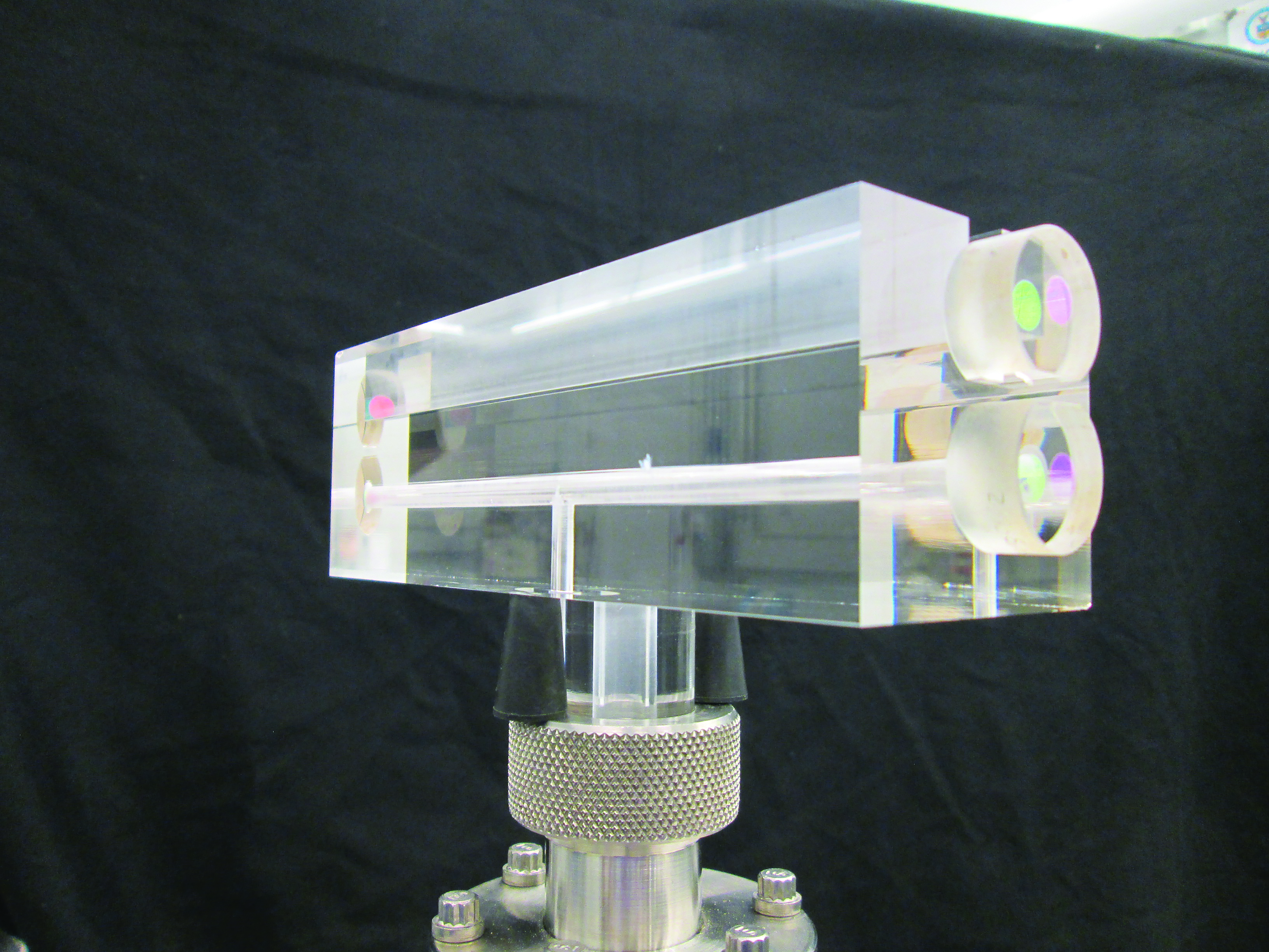 A device with two chambers that uses lasers to measure pressure.