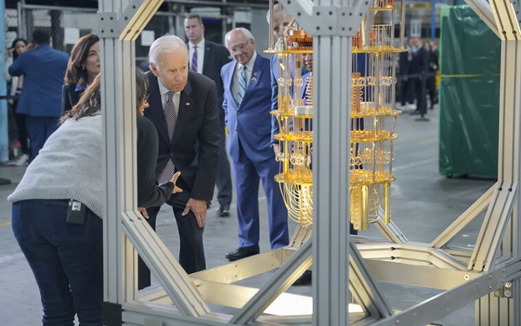 biden-looks-at-quantum-computer-2022.jpg