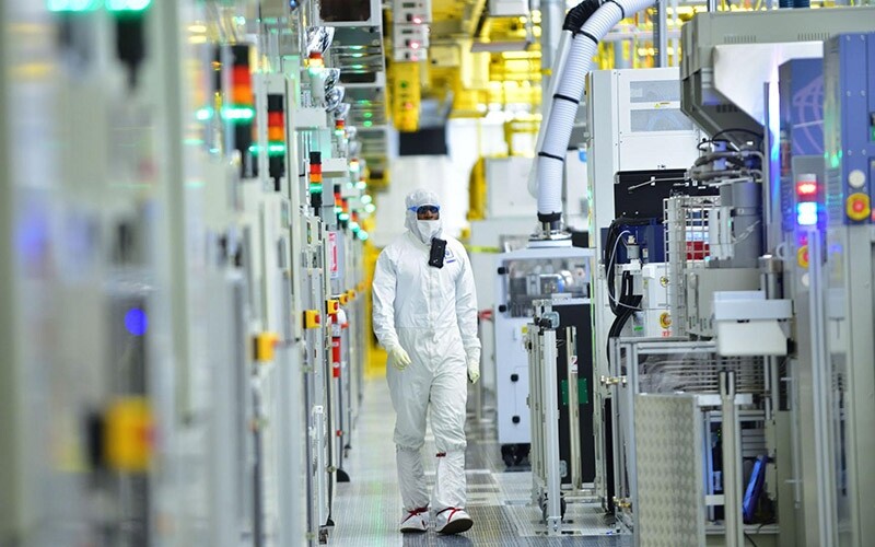 30032/intel-chip-cleanroom-2017.jpg