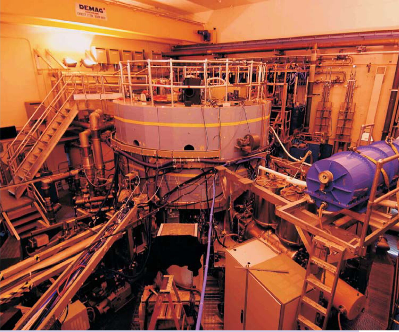 Resonant radio waves rotate tokamak plasma - Physics Today